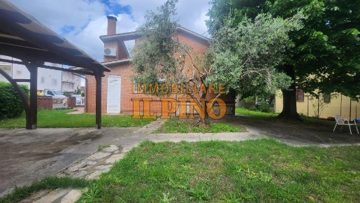 Foto Casa indipendente a Calcinaia Fornacette di 330 m² con 16 locali