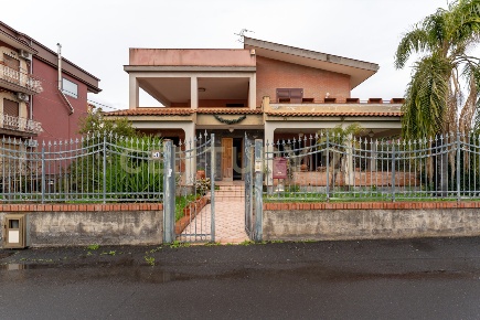 Foto Villa unifamiliare in Via Carmelina Naselli 51, Catania di 300 m²