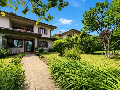Foto Villa bifamiliare a Quinto Vicentino Villaggio Montegrappa di 238 m²