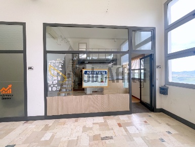 Foto Locale commerciale a Osimo Centro di 60 m² con 3 locali in affitto