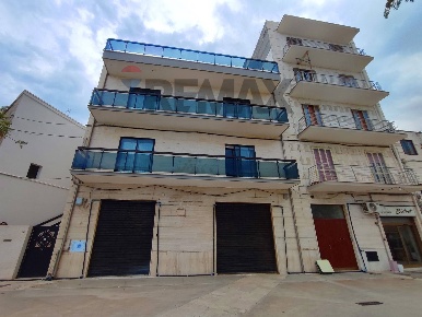 Foto Locale commerciale in Via Cristoforo Colombo 36, Mola di Bari Centro