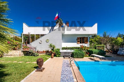 Foto Villa unifamiliare in Via Ugo Perricone Engel 13, Palermo di 315 m²