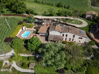 Foto Villa unifamiliare in Fraz. Costa 125, Arcevia di 256 m² con 10 locali