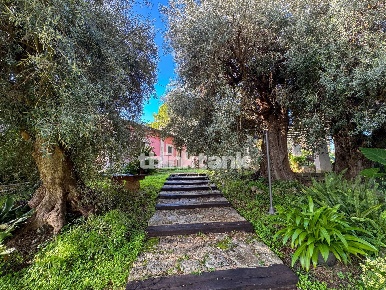 Foto Villa unifamiliare in Via per Canicattini, Siracusa di 350 m²
