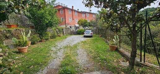 Foto Case semi ndipendenti a Mezzanego di 251 m² con 10 locali in vendita