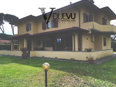 Foto Casa indipendente a Forte dei Marmi di 230 m² con 11 locali in vendita