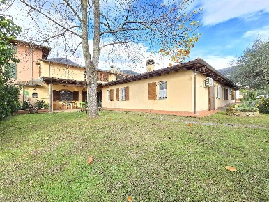 Foto Rustico a Camaiore Camaiore Paese di 147 m² con 13 locali in vendita