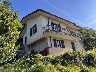 Foto Casa indipendente a Filattiera di 158 m² con 5 locali in vendita