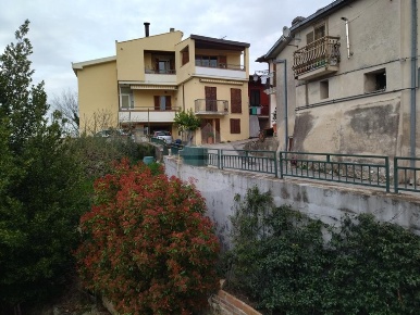 Foto Casa indipendente in Via Colleminuccio, Teramo di 300 m² con 11 locali