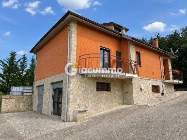 Foto Villa unifamiliare in CONTRADA MIRACOLO 60, Avigliano Centro di 340 m²