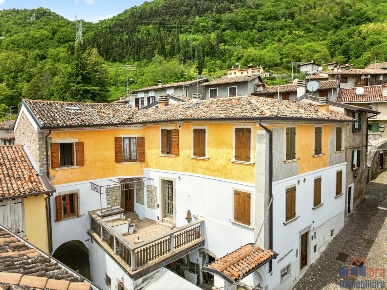 Foto Appartamento in Via dei Castagni 49, Gargnano Liano Formaga di 300 m²
