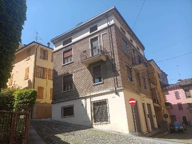 Foto Villa bifamiliare a Fornovo di Taro di 320 m² con 10 locali in vendita