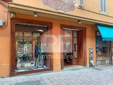 Foto Negozio in Via Clavature, Bologna Centro Storico con 9 locali