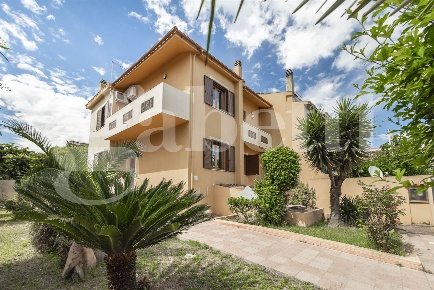 Foto Villa bifamiliare a Selargius di 230 m² con 5 locali in vendita