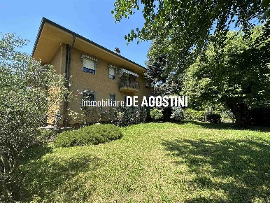 Foto Appartamento in Via Usellini, Arona Centro di 160 m² con 4 locali