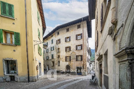 Foto Appartamento in Via S. Bartolomeo  2, Chiavenna Centro di 286 m²