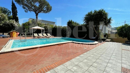 Foto Villa singola in Agnano Astroni, Napoli Bagnoli di 300 m² in vendita