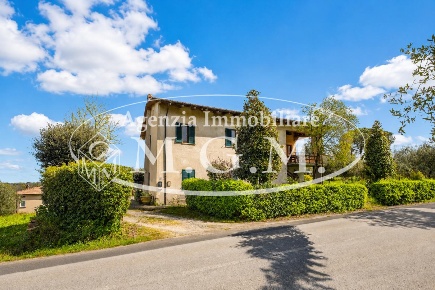 Foto Casa indipendente a Bientina Quattro Strade di 304 m² con 10 locali
