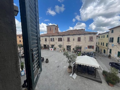 Foto Appartamento a Lajatico Centro di 106 m² con 4 locali in vendita