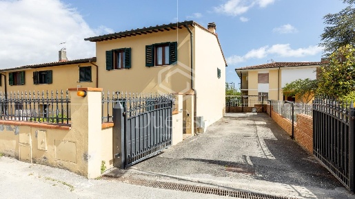 Foto Casa indipendente a Pisa La Vettola di 150 m² con 6 locali in vendita