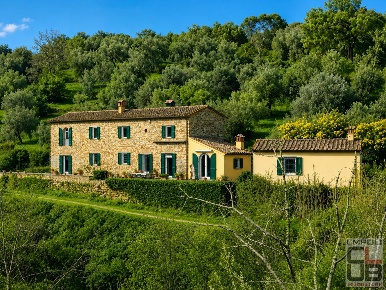 Foto Casale a Vinci di 405 m² con 9 locali in vendita