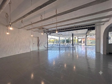 Foto Locale commerciale a Campo nell'Elba La Pila di 370 m² con 6 locali