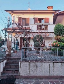 Foto Villa a schiera a Cologno al Serio Centro di 214 m² con 5 locali