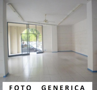 Foto Locale commerciale a Santa Maria a Monte Centro di 90 m² con 1 locali