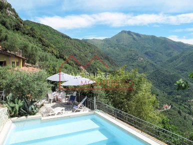 Foto Rustico a Camaiore Camaiore Paese di 150 m² con 6 locali in vendita
