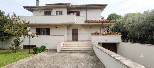 Foto Villa unifamiliare in Orazio Gentileschi, Guidonia Montecelio Pichini