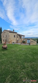 Foto Villa unifamiliare a Casole d'Elsa Centro di 351 m² con 10 locali