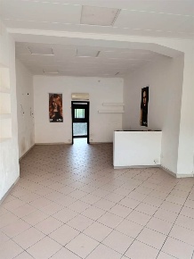 Foto Locale commerciale a Poggibonsi di 50 m² con 1 locali in affitto