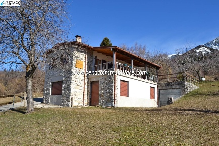 Foto Villa unifamiliare a San Zeno di Montagna Prada di 60 m² con 4 locali