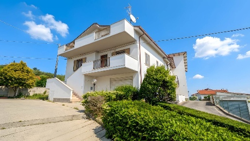 Foto Villa bifamiliare in via Colle Marcone 44, Chieti di 180 m² in vendita