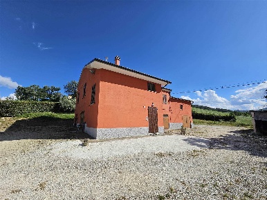 Foto Rustico a San Severino Marche di 250 m² con 4 locali in vendita