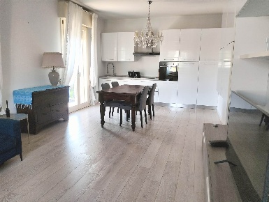 Foto Appartamento a Desenzano del Garda Centro Storico di 100 m² in affitto