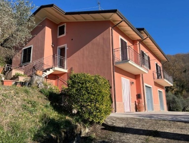 Foto Villa unifamiliare a Fivizzano di 300 m² con 8 locali in vendita