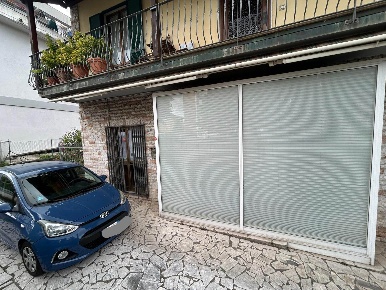 Foto Attività commerciale a Follo Costa Di Tivegna di 43 m² con 2 locali