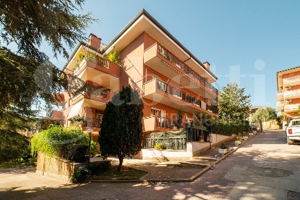 Foto Ufficio in Via Michelangelo Peroglio 27, Roma Mostacciano di 41 m²