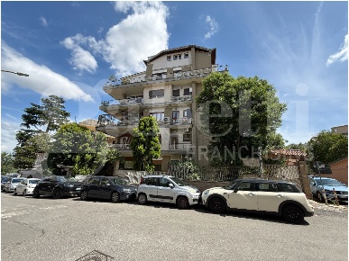 Foto Appartamento in Vincenzo Tiberio, Roma Fleming di 161 m² con 5 locali