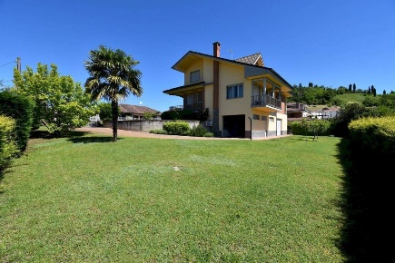 Foto Villa unifamiliare in via Toetto, Castelnuovo Calcea di 262 m²