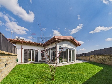 Foto Villa unifamiliare in Via Zeno Giglietti, Nepi di 95 m² con 4 locali