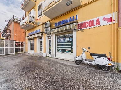Foto Locale commerciale a Roma Cesano di 80 m² con 2 locali in vendita