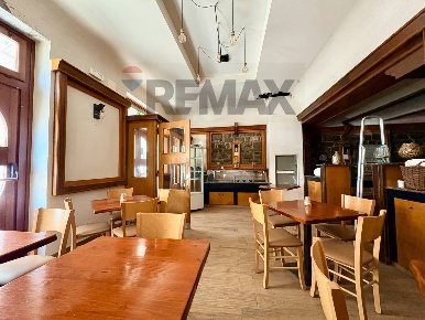 Foto Locale commerciale in VIA PASCOLI 3, Trieste di 88 m² con 3 locali
