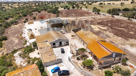 Foto Cessione attività in donnafugata snc, Ragusa di 147 m² con 10 locali