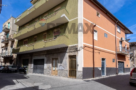 Foto Appartamento in via Gregorio 11, Adrano di 134 m² con 6 locali