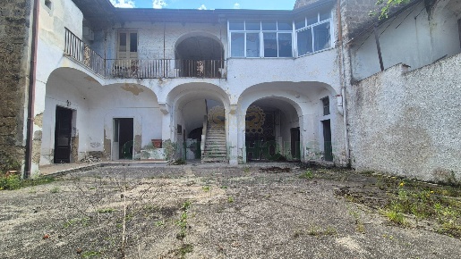 Foto Casa indipendente a Portico di Caserta Centro di 195 m² con 7 locali