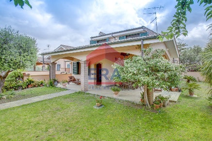 Foto Villa unifamiliare in VIA DEL MARE 171, Pomezia di 295 m² con 7 locali