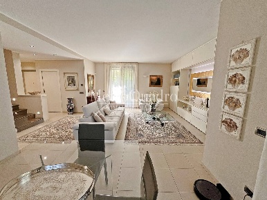 Foto Villa unifamiliare a Bellusco di 274 m² con 4 locali in vendita