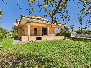 Foto Villa unifamiliare a Riano di 250 m² con 4 locali in vendita